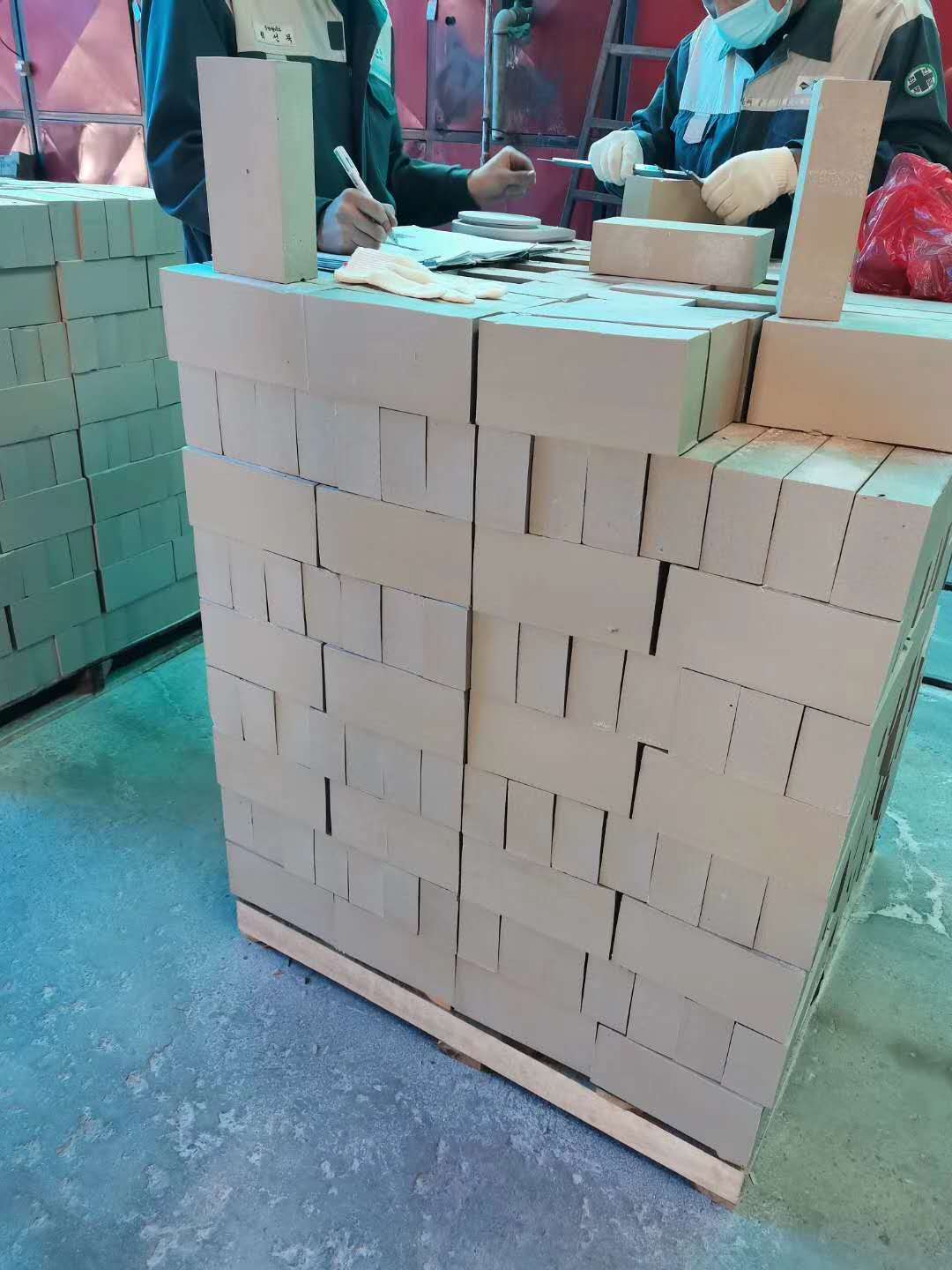 65厚耐酸磚今年處于一直是缺貨狀態(tài)，而且價(jià)格高，那么為什么會出現(xiàn)這種情況
